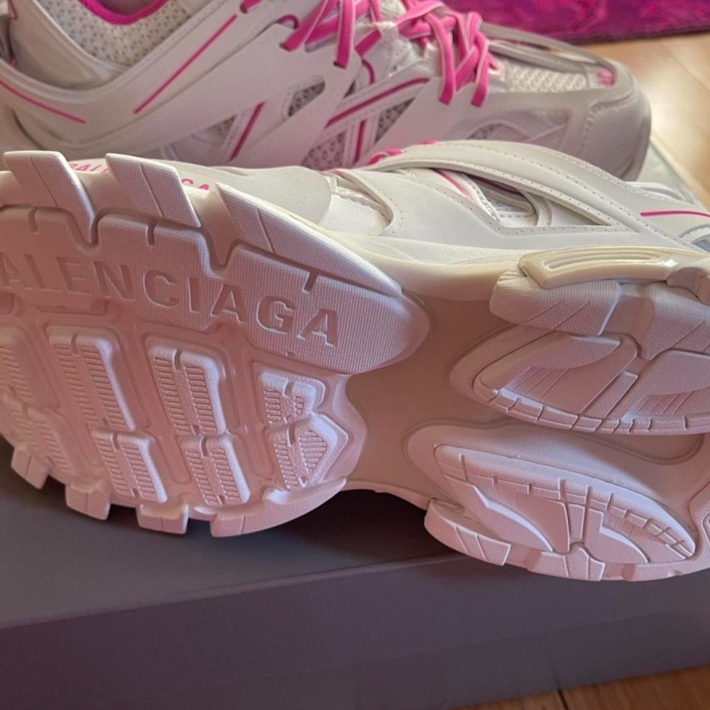 Balenciaga Sneakers! Brand new in box - Picture 2 of 4